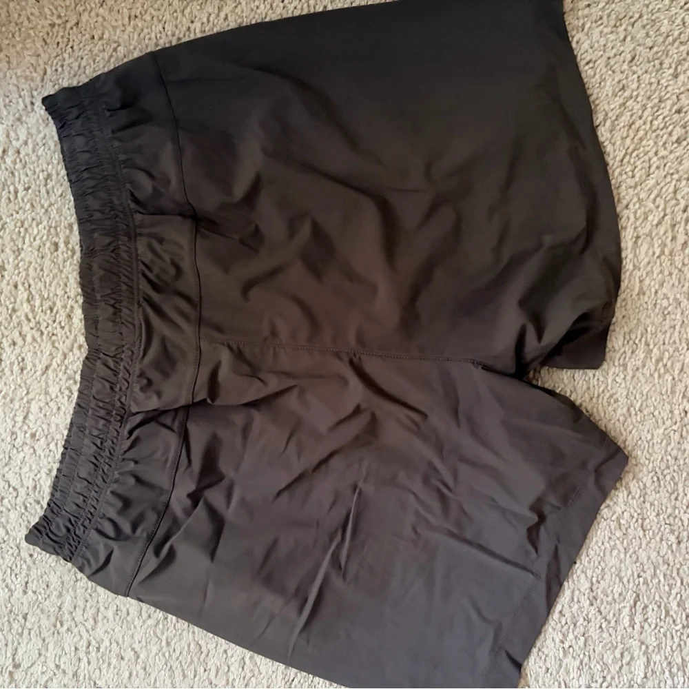 Rhone Mens Medium, 5" Pursuit Short - Unlined, cafe Noir color - Picture 3 of 6